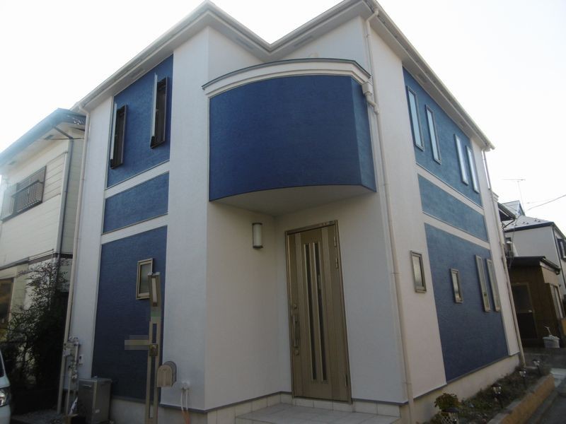 青色をアクセントに大胆な外壁塗替工事 ツートンカラーでオシャレな家作り 座間市戸建リフォーム施工事例