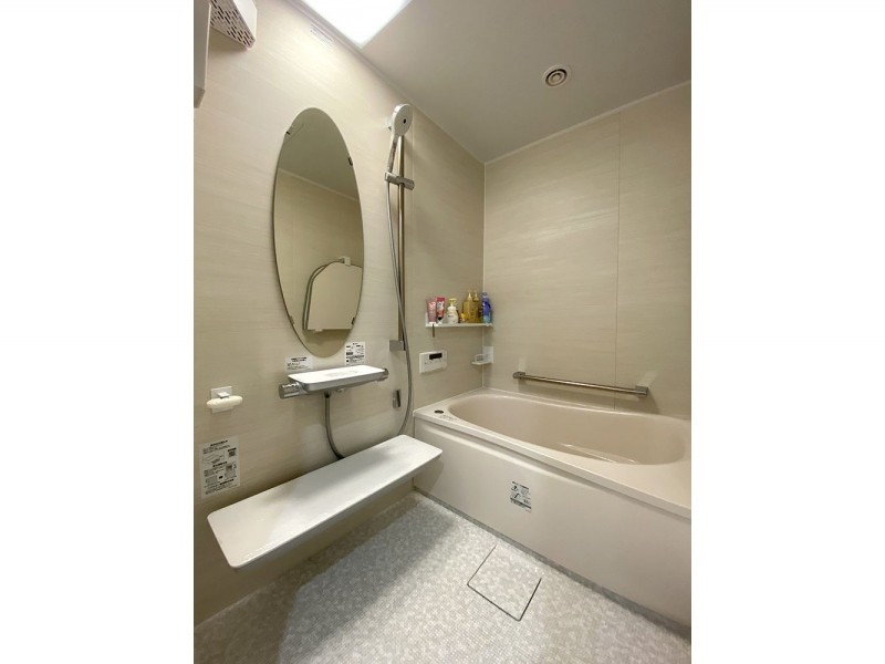 築30年のマンション浴室をtotoのシステムバスに変更 キッチンと色味を統一した木目調のベージュパネルとピンクの浴槽がおしゃれな浴室に 神奈川県横浜市オール電化ショールーム エコカナ
