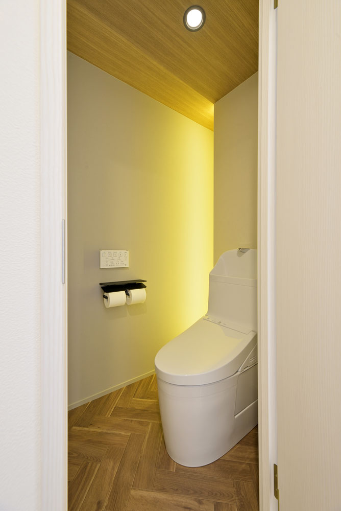 マンション全面リノベーションで浴室のサイズをアップしたことで隣接するトイレの空間も広げた磯子区の事例